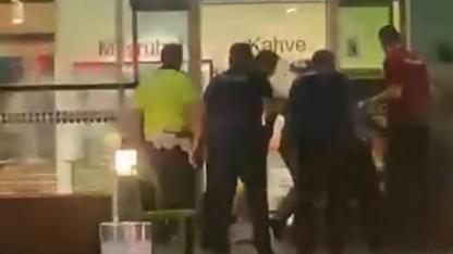 Havalimanında korku dolu anlar!  4 polis bıçaklandı